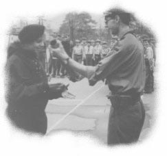 Arsena'92 - nagrod za zajcie 1 miejsca otrzymuje patrol z 'Biaej Jedynki' (od lewej Aneta Sroka, Jarek Hakenberg)